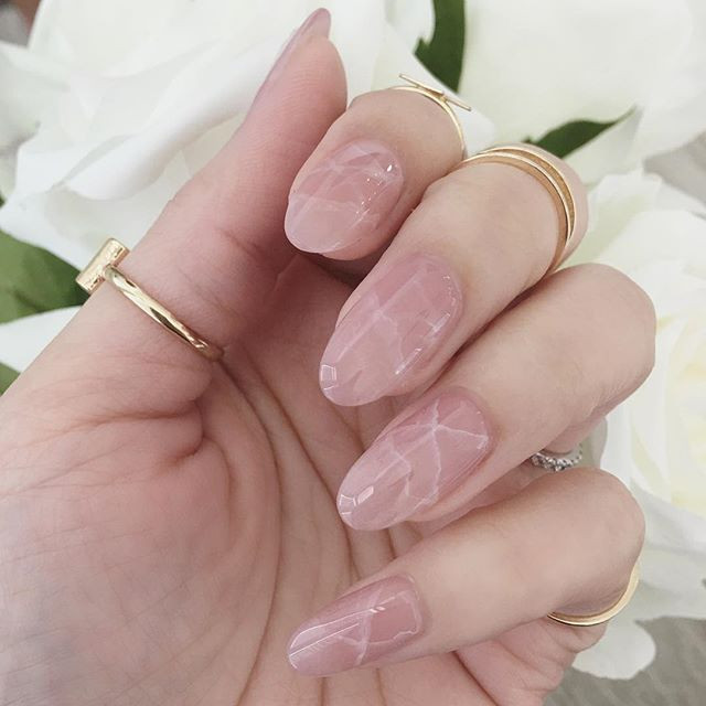 Modne paznokcie 2019: Rose Quartz Nails inspirowany różowym kwarcem to najpiękniejszy manicure, który zrobicie same w domu