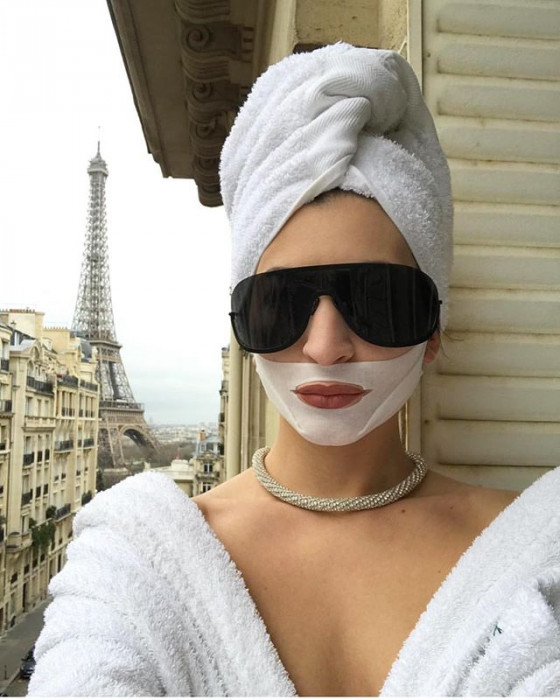 Te liftingujące maski na twarz to hit Instagrama! W kosmetyczce mają je Aniołki Victoria's Secret i Heidi Klum
