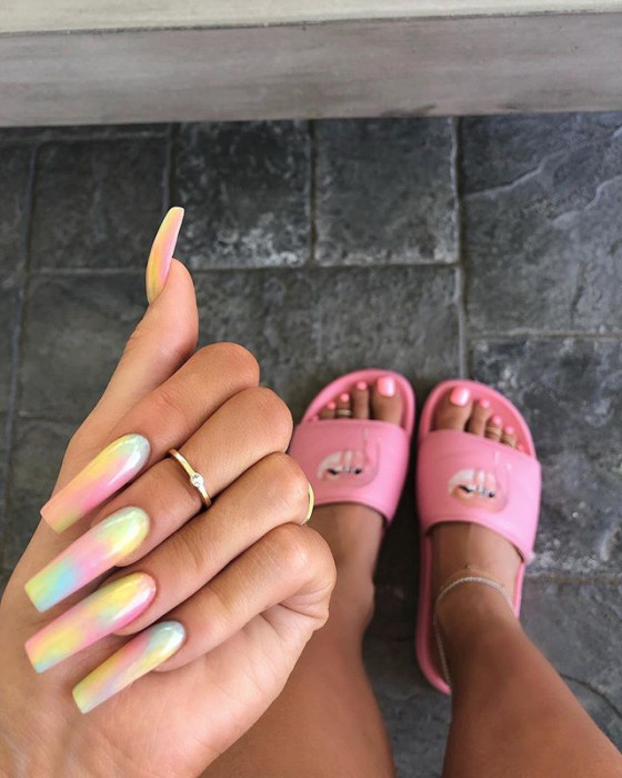 Trendy 2019: Manicure z motywem tie-dye, czyli modne paznokcie na lato