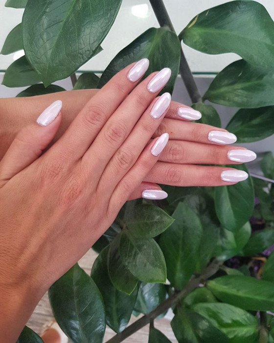 Modne paznokcie 2019: Pearl Nails – trend w manicure, który musicie przetestować jesienią i zimą