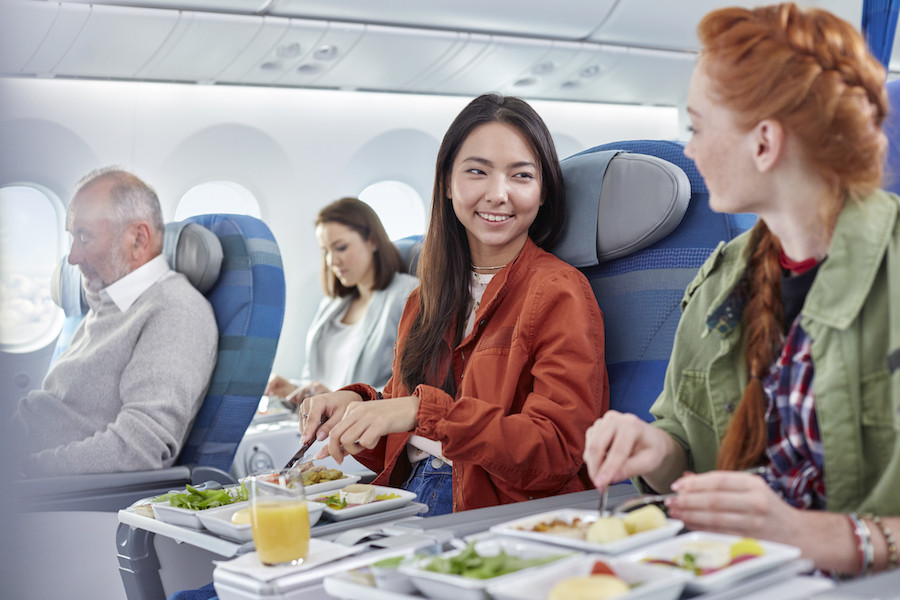 Dlaczego jedzenie w samolocie nam nie smakuje?