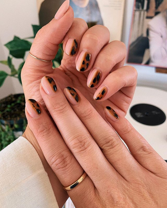 Trendy jesień 2019: Tortoiseshell Manicure, czyli modne paznokcie na nowy sezon
