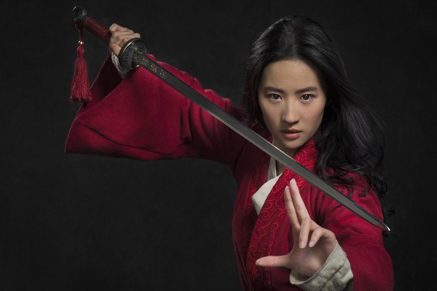 Fani bojkotują filmową wersję „Mulan”. Aktorka wcielająca się w główną bohaterkę opublikowała kontrowersyjny wpis. O co chodzi?