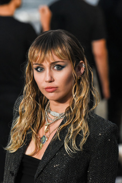 Trendy jesień 2019: Modne fryzury z grzywką w stylu Miley Cyrus,  Lili Reinhart, Seleny Gomez i innych gwiazd