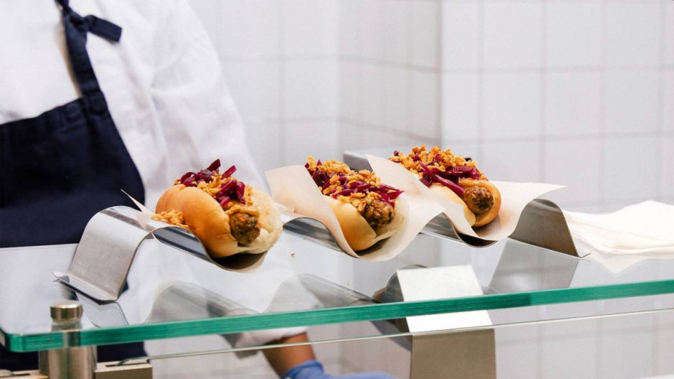 IKEA podniosła cenę swoich słynnych hot-dogów. To koniec pewnej ery