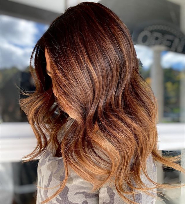 Trendy 2019: Caramel drizzle, czyli modna koloryzacja włosów na jesień i zimę