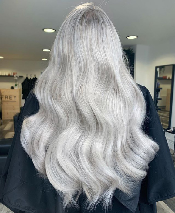 Modna koloryzacja włosów 2019: Silver Fox Hair – włosy w odcieniu srebra podbijają Instagram!