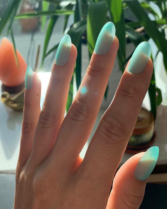 Modne paznokcie 2019: Seaglass Nails – trend w manicure, który podbija Instagram