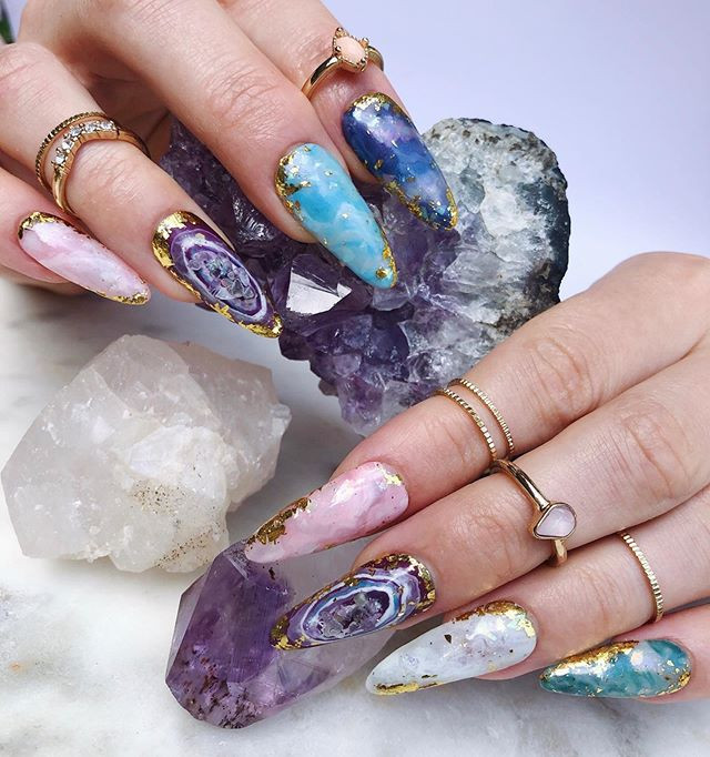 Modne paznokcie 2020: Crystal Nails - na punkcie tego mani oszalał cały Instagram. Jak wykonać kryształowy manicure?