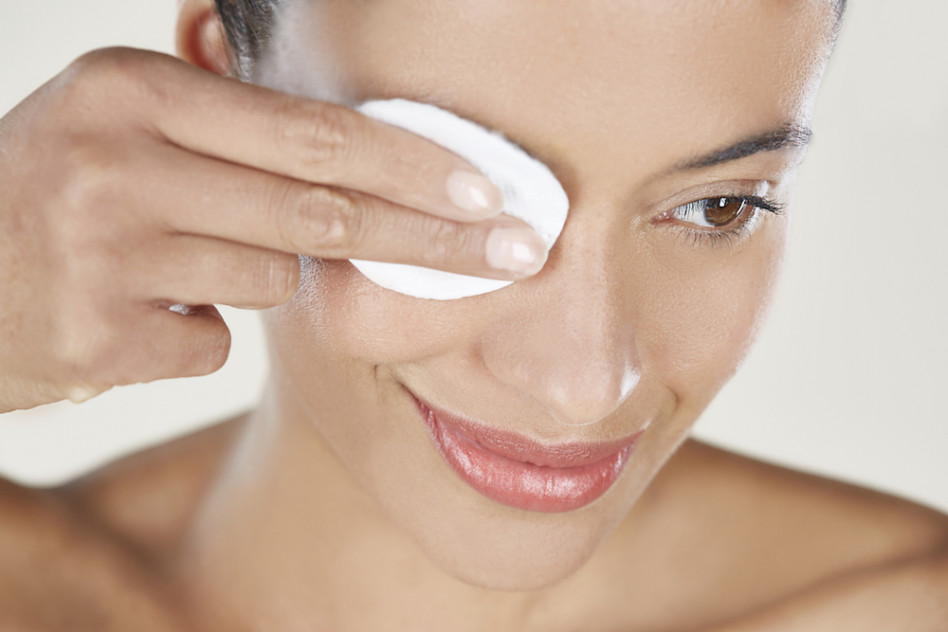 Demakijaż oczu – jak go zrobić? Pytamy eksperta, jak poprawnie zmywać makijaż oczu