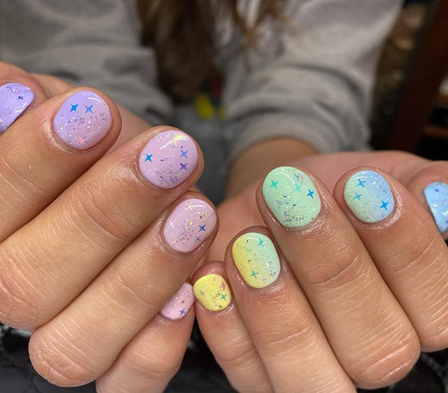 Astro Nails, czyli modne paznokcie 2020 - inspiracje z Instagramu