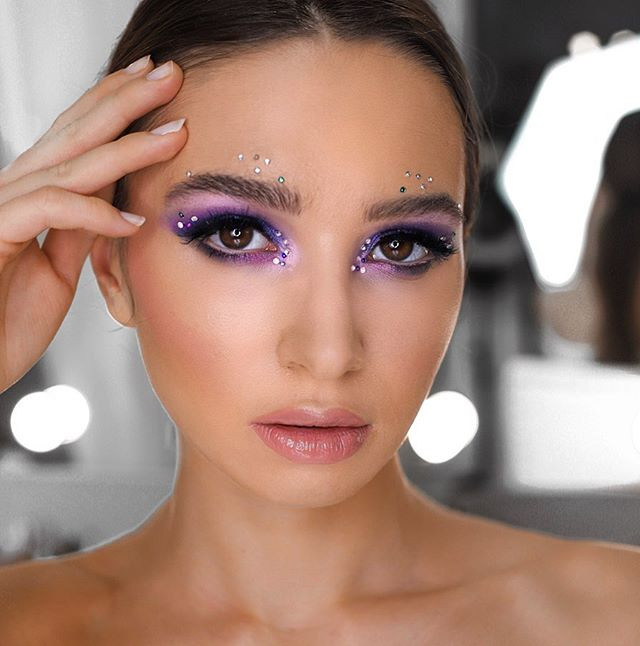 Trendy wiosna 2020: Astro make-up, czyli nowy beauty trend na Instagramie. Oto kosmetyki, dzięki którym wykonacie astrologiczny makijaż
