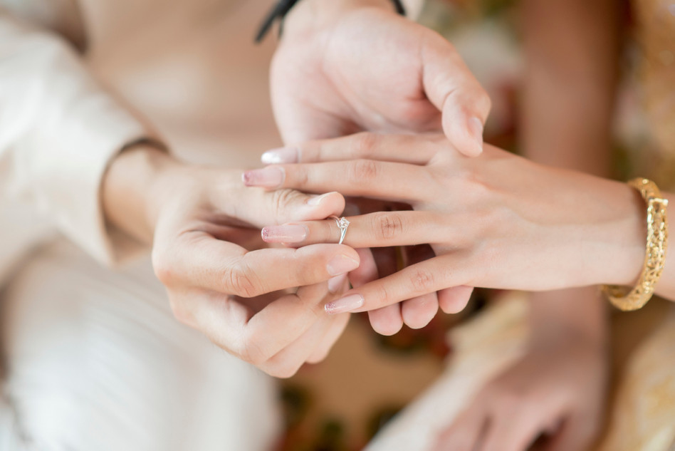 Jak wybrać pierścionek zaręczynowy – czym warto kierować się w doborze?