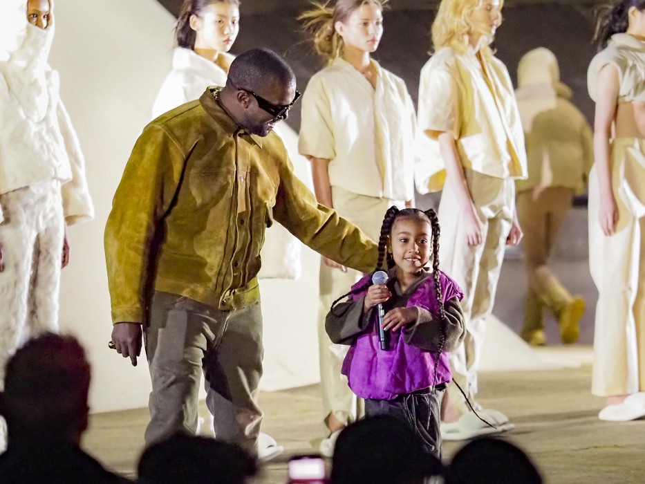 North West wystąpiła na pokazie kolekcji Kanye’go Westa! Posłuchajcie, jak rapuje dziewczynka