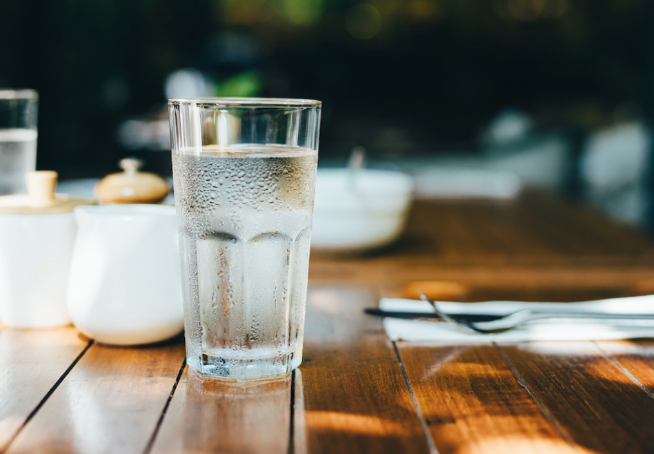 Picie wody – dlaczego szczególnie teraz nawodnienie organizmu jest ważne i ile wody dziennie trzeba pić?
