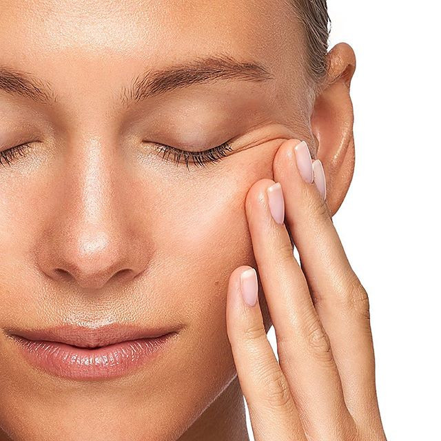 Ściągnięta skóra twarzy – jak pozbyć się tego dyskomfortu i jakie są przyczyny?