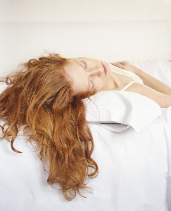 Czy spanie z mokrymi włosami naprawdę je niszczy?