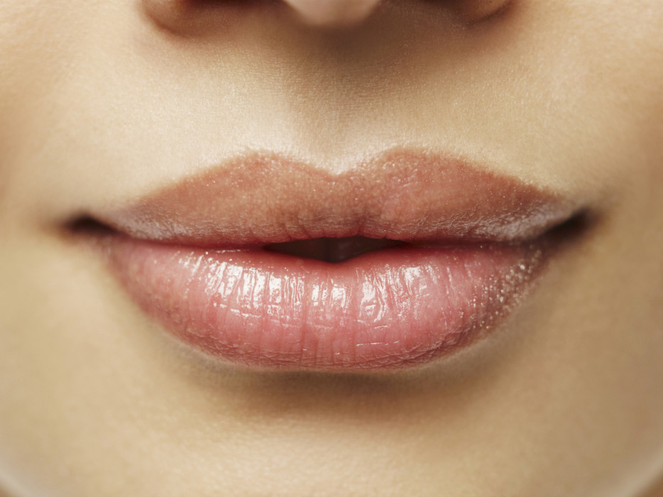 Powiększanie ust kwasem hialuronowym: cena, opinie, efekty, skutki uboczne