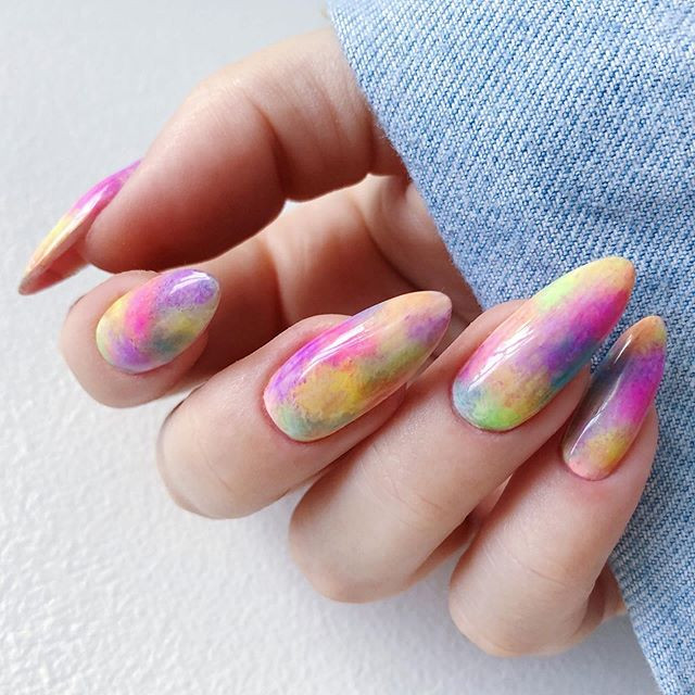 Tie-dye manicure - inspiracje z Instagramu