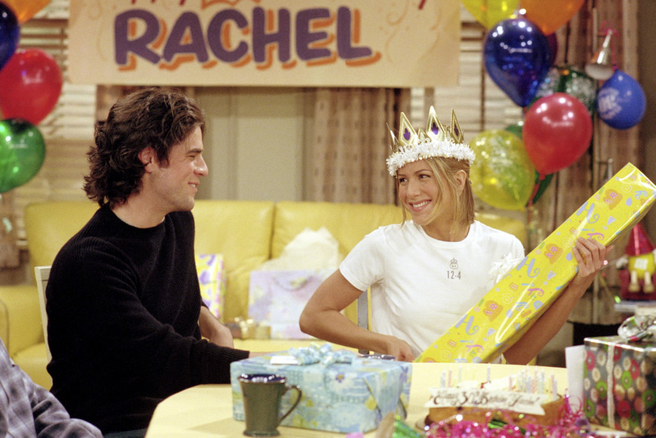 Kadr z serialu "Przyjaciele" - urodziny Rachel