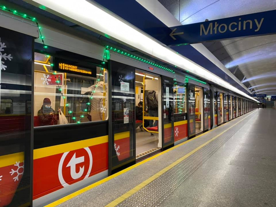 Świąteczne metro znów jeździ w Warszawie! Jak w tym roku wyglądają wagony?