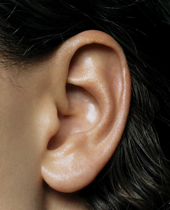 Odstające uszy: co zrobić, aby tak nie odstawały? Z pomocą przychodzi opaska i inne domowe sposoby