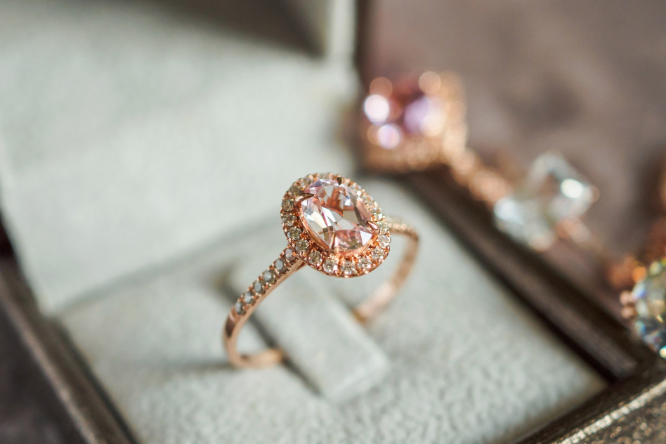 Gdzie kupić pierścionek zaręczynowy i ile powinien kosztować? Czyli wszystko, co musisz wiedzieć, zanim wybierzesz idealny model