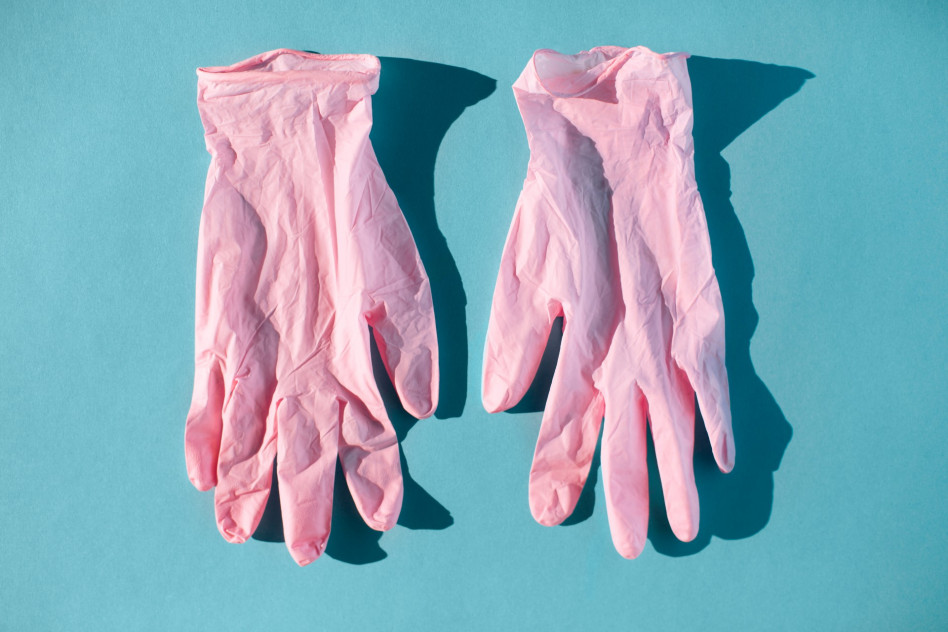 Niemiecki start-up wypuścił różowe rękawiczki do zmiany podpasek i tamponów. Mężczyźni stojący za projektem spotkali się z falą hejtu