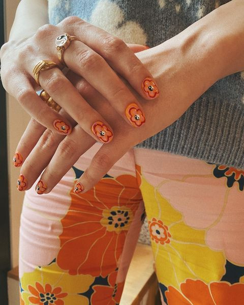 Pomarańczowe paznokcie – najmodniejsze inspiracje na manicure