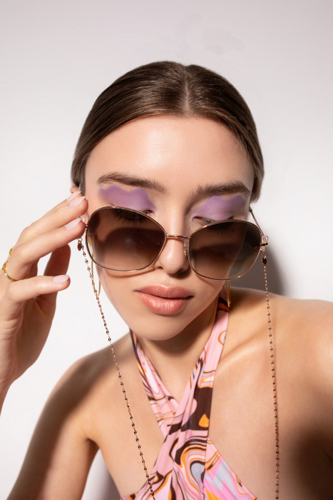 Popularna marka biżuteryjna wprowadza do sprzedaży okulary przeciwsłoneczne. Nie znajdziecie modniejszych na lato 2021!
