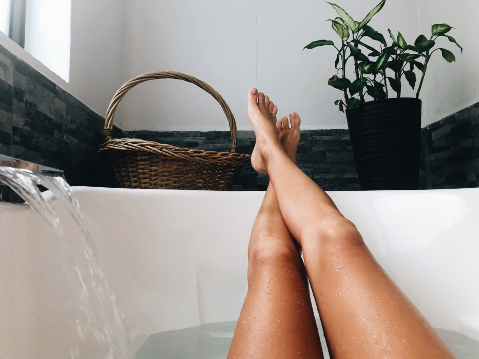 Sucha skóra na nogach – przyczyny i sposoby na szybkie i głębokie nawilżenie
