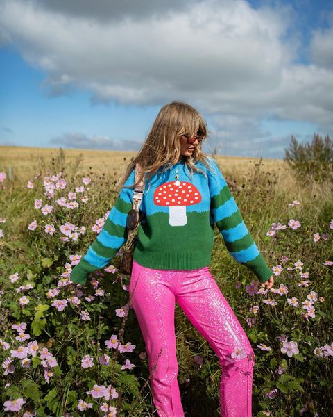 Sweter z nadrukiem to hit na Instagramie. Sprawdź, jakie wzory zdobią tą część garderoby!