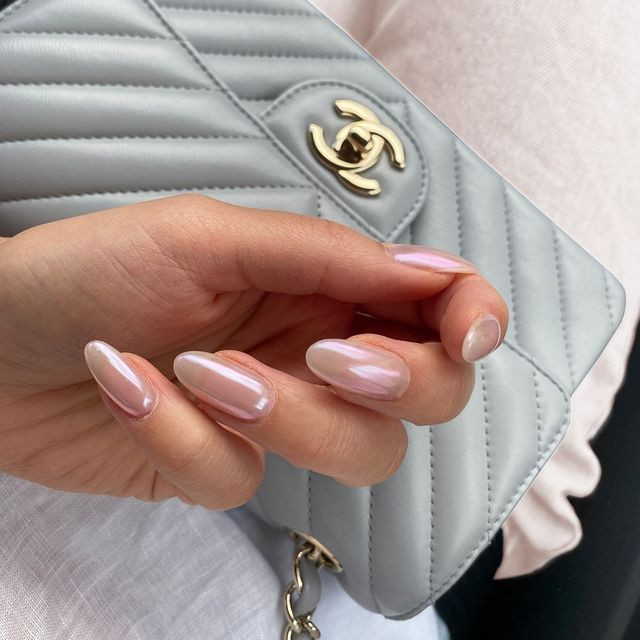 Perłowe paznokcie - modne propozycje na opalizujący manicure