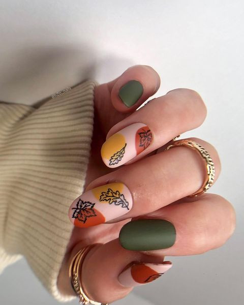 jesienne liście na paznokciach - modny manicure