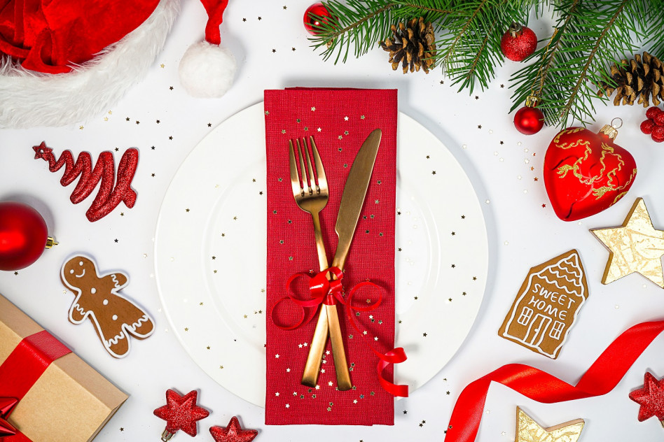 Dekoracje świąteczne na stół – w jakim stylu wybrać ozdoby? Przygotowaliśmy 3 różnorodne propozycje!