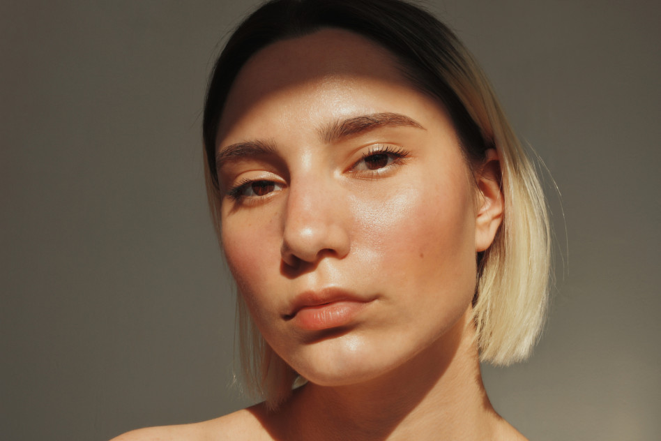 Łuszcząca się skóra twarzy – przyczyny i sposoby na to jak sobie poradzić z suchą twarzą