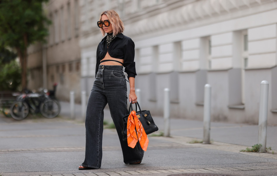 Jeansy z wysokim stanem – jak nosić spodnie, które nie wychodzą z mody od kilku sezonów? Świeże pomysły na stylizacje na bazie klasyka