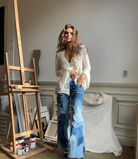 Ten fason spodni królował w latach 70. i 90. Ta dekada także należy do niego. Potwierdzają to Kendall Jenner, Bella Hadid i Victoria Beckham