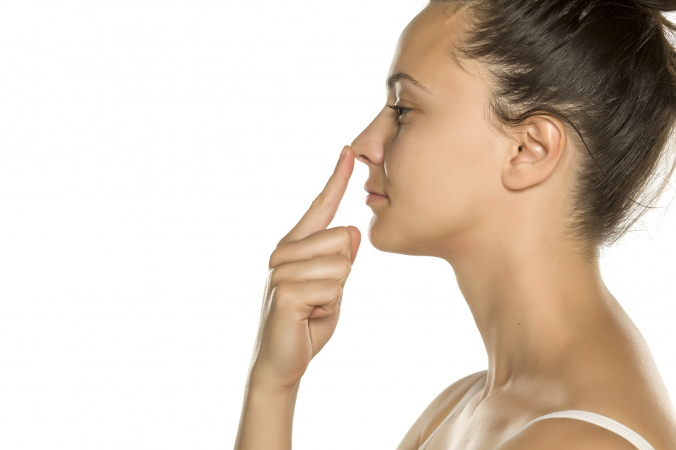 Czy krzywa przegroda nosa może wpływać na wygląd twarzy?