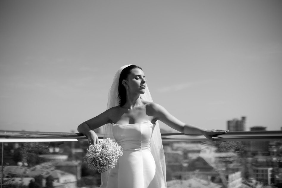 Najpiękniejsze minimalistyczne suknie ślubne