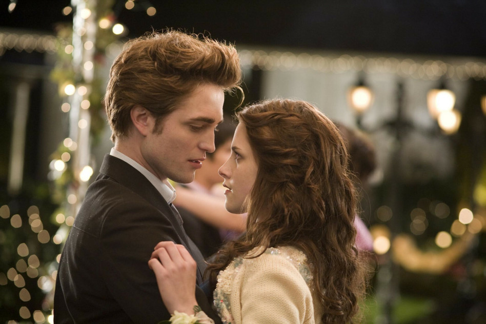 Bella Swan (Kristen Stewart) and Edward Cullen (Robert Pattinson) w scenie z filmu z roku 2008 film 'Twilight'.
