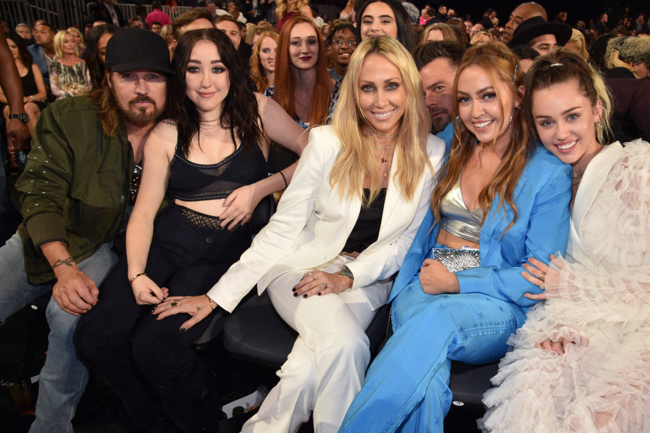 Billy Ray Cyrus, Noah Cyrus, Tish Cyrus, Brandi Cyrus, Miley Cyrus w 2017 roku na Billboard Music Awards