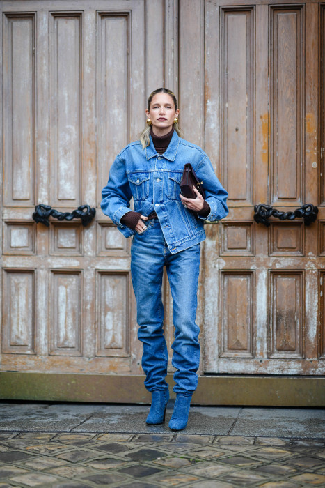 To właśnie ta stylizacja na bazie jeansów jest teraz najmodniejsza. Look rządzi zarówno na ulicach Paryża, jak i Kopenhagi!