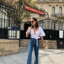 Klasyczne jeansy w letnich stylizacjach Francuzek