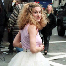 Jakiej marki jest spódnica tutu, w której Carrie Bradshaw pojawia się w czołówce serialu?