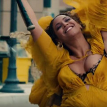 Beyoncé w teledysku do utworu „Hold Up” z płyty „Lemonade”