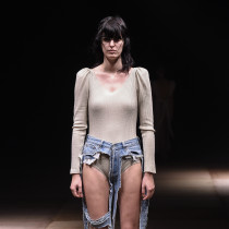 Thong jeans - ekstremalna wariacja na temat najbardziej klasycznych spodni na wybiegu w Tokio