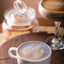 Brokatowa kawa od Coffee By Di Bella dostępna jest w wersji srebrnej i złotej.