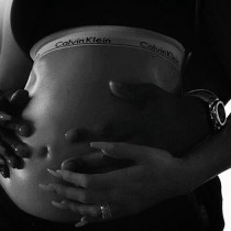 Tym zdjęciem Khloé Kardashian potwierdziła, że jest w ciąży z pierwszym dzieckiem.