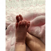 Behati Prinsloo opublikowała dzisiaj pierwsze, urocze zdjęcie swojej nowo narodzonej córeczki - Gio Grace Levine